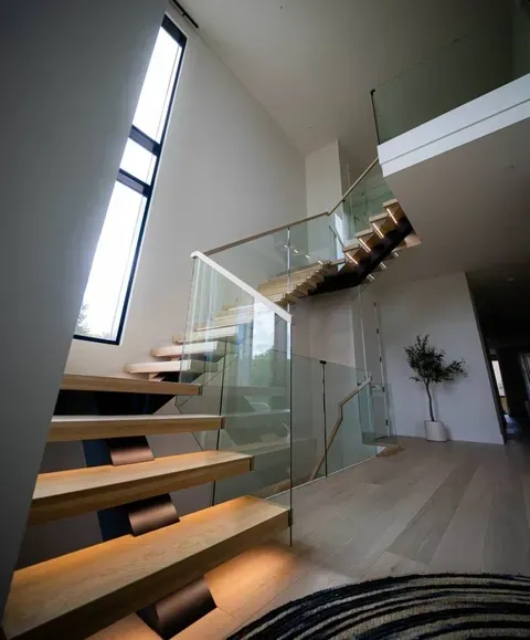 Glass Tread Cantilevered Systems in Jacksonville, FL